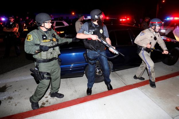 Αστυνομία στο Costa Mesa, Καλιφόρνια, στις 28 Απριλίου
