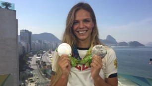 Το Yulia Efimova επιδεικνύει τα ασημένια μετάλλια που κέρδισε στο Ρίο το 2016