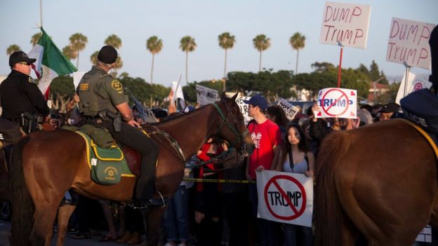 Η αστυνομία συγκρατεί τους αντιπάλους ατού στο Costa Mesa, Καλιφόρνια, στις 28 Απριλίου