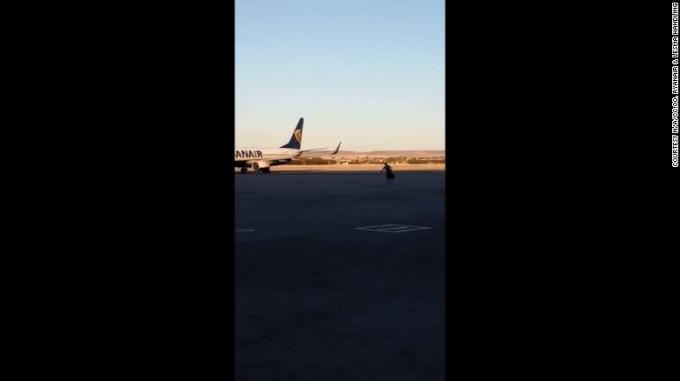 Ο επιβάτης έτρεξε γρήγορα πέρα από το tarmac για να δοκιμάσει και να πιάσει το αεροπλάνο του.