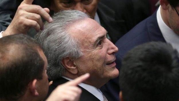 Ο Πρόεδρος Michel Temer της Βραζιλίας εξετάζει τους ανθρώπους στις στοές δεδομένου ότι φθάνει για να πάρει τον προεδρικό όρκο στο εθνικό συνέδριο, στη Μπραζίλια,