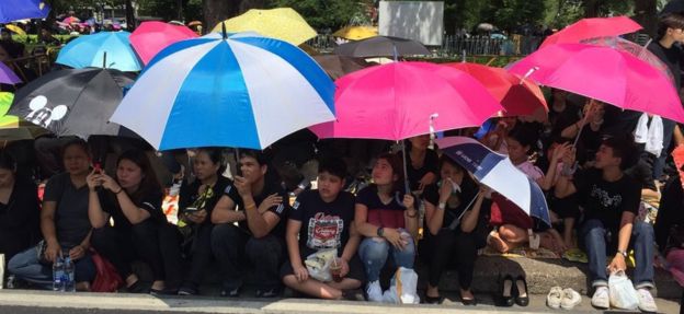 Θρηνητές που ευθυγραμμίζουν τις οδούς της Μπανγκόκ που αναμένουν τη τελετή κηδείας του ταϊλανδικού βασιλιά στις 14 Οκτωβρίου 2016