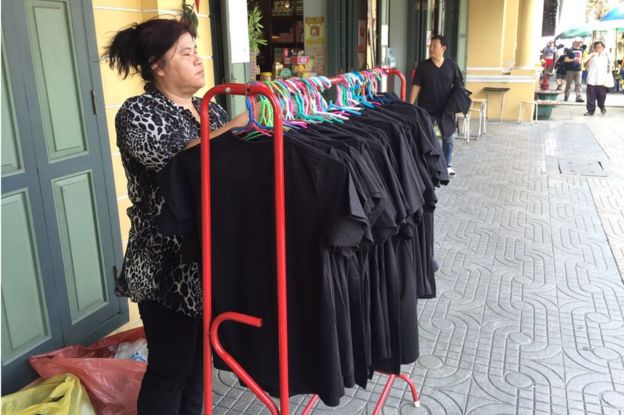 Οι πλανόδιοι πωλητές πωλούν τις μαύρες μπλούζες κατά τη διάρκεια της περιόδου πένθους στις 14 Οκτωβρίου 2016