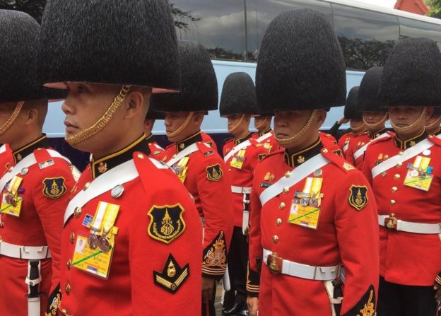 Οι στρατιώτες έντυσαν στις εθιμοτυπικές εξαρτήσεις συλλέγοντας έξω από το μεγάλο παλάτι στη Μπανγκόκ στις 14 Οκτωβρίου 2016