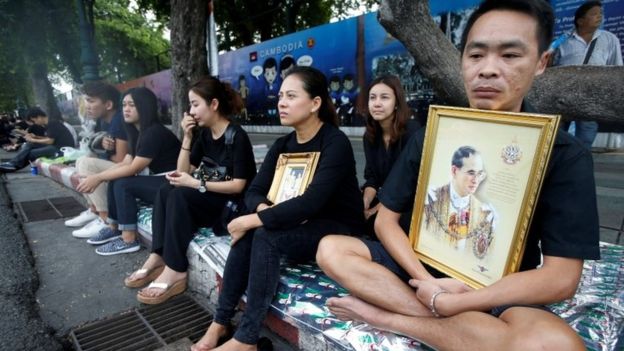 Οι ταϊλανδικοί λαοί κατά μήκος της τελετής κηδείας καθοδηγούν στη Μπανγκόκ (14 Οκτωβρίου 2016)