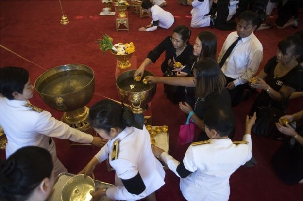 Οι ταϊλανδικοί λαοί παρευρίσκονται στη βασιλική τελετή λουσίματος στο μεγάλο παλάτι στις 14 Οκτωβρίου 2016 στη Μπανγκόκ, Ταϊλάνδη