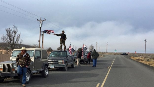 Το κύμα ΗΠΑ ανθρώπων σημαιοστολίζει κοντά στο καταφύγιο Malheur