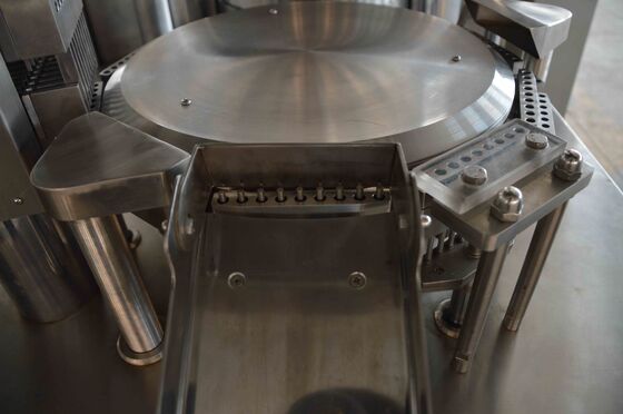 Καλή τιμή Αυτόματη μηχανή πλήρωσης καψών σκονών με 200 κάψες/λεπτό σε απευθείας σύνδεση